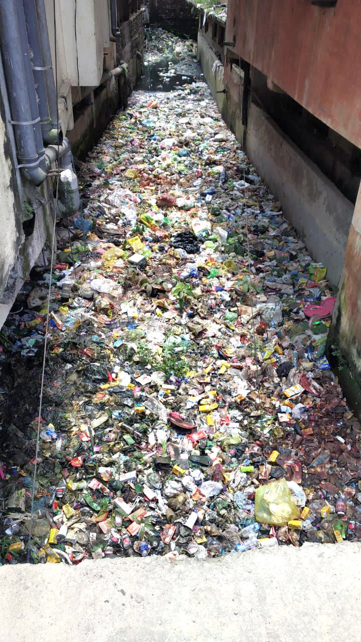 A drainage clogged with garbage